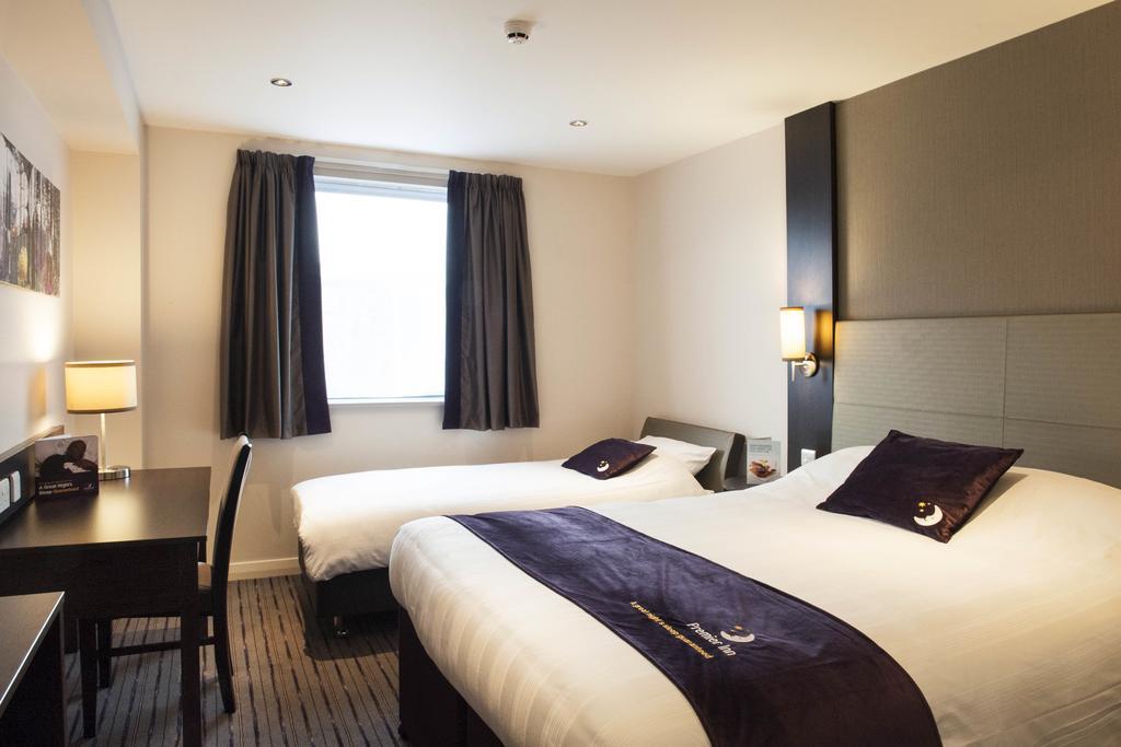 Premier Inn Chester Central - North Exterior foto